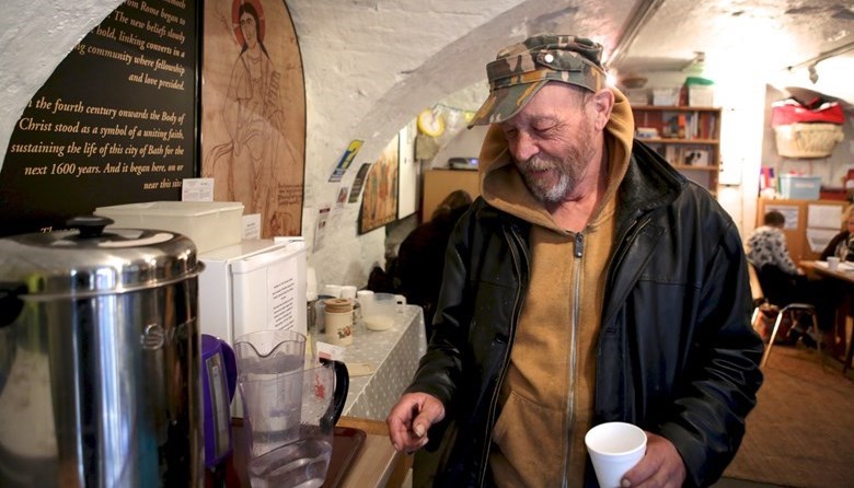 man_met_koffiebeker